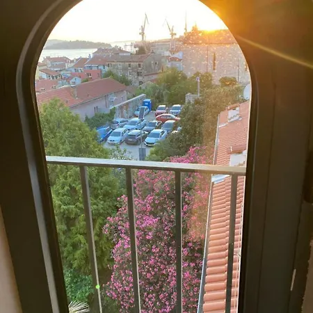 Castropola Views With Private Parking Lägenhet